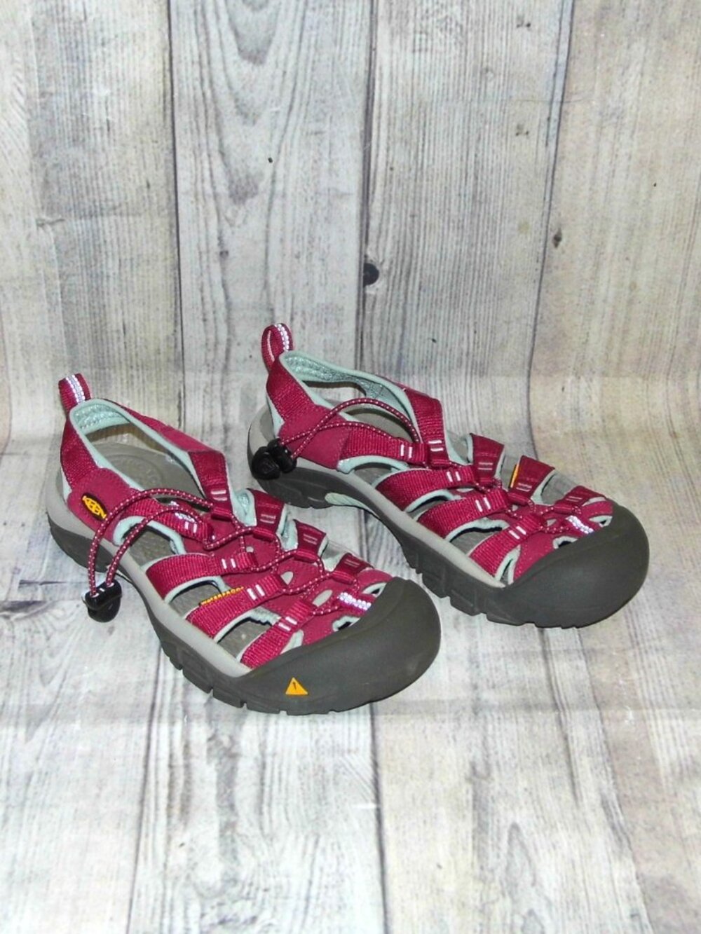 KEEN Newport H2 Beet Red Sandals Womens Size 7.5